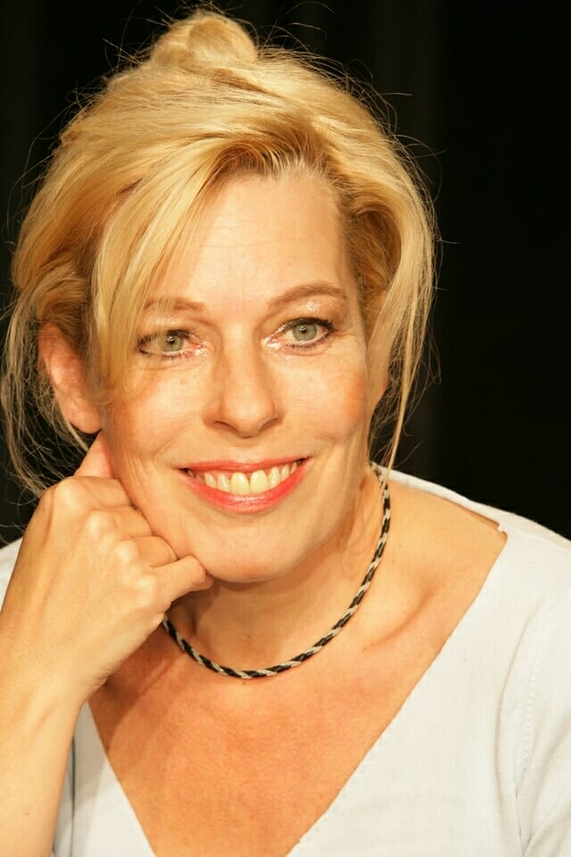 Gabriele Misch lächelnd, das Kinn auf die Hand gestützt