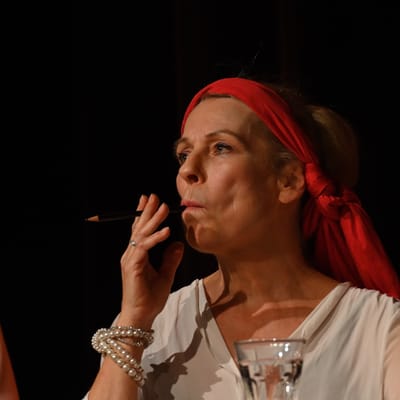 Gabriele Misch mit rotem Kopftuch auf der Bühne der Kulturbühne Hinterhalt