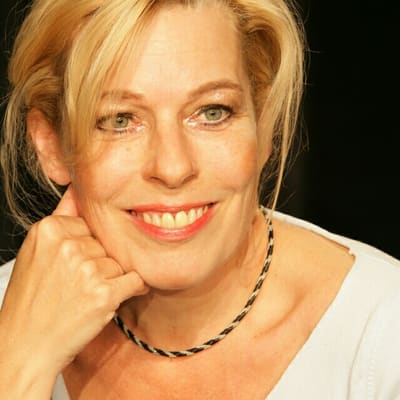 Gabriele Misch lächelnd, das Kinn auf die Hand gestützt