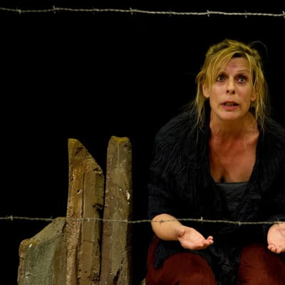 Gabriele Misch in „Schädelstätte“ hinter Stacheldraht