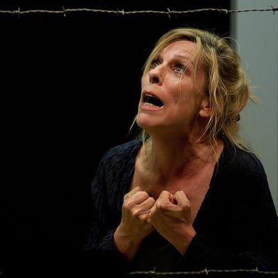 Gabriele Misch in „Schädelstätte“, verzweifelt nach oben blickend