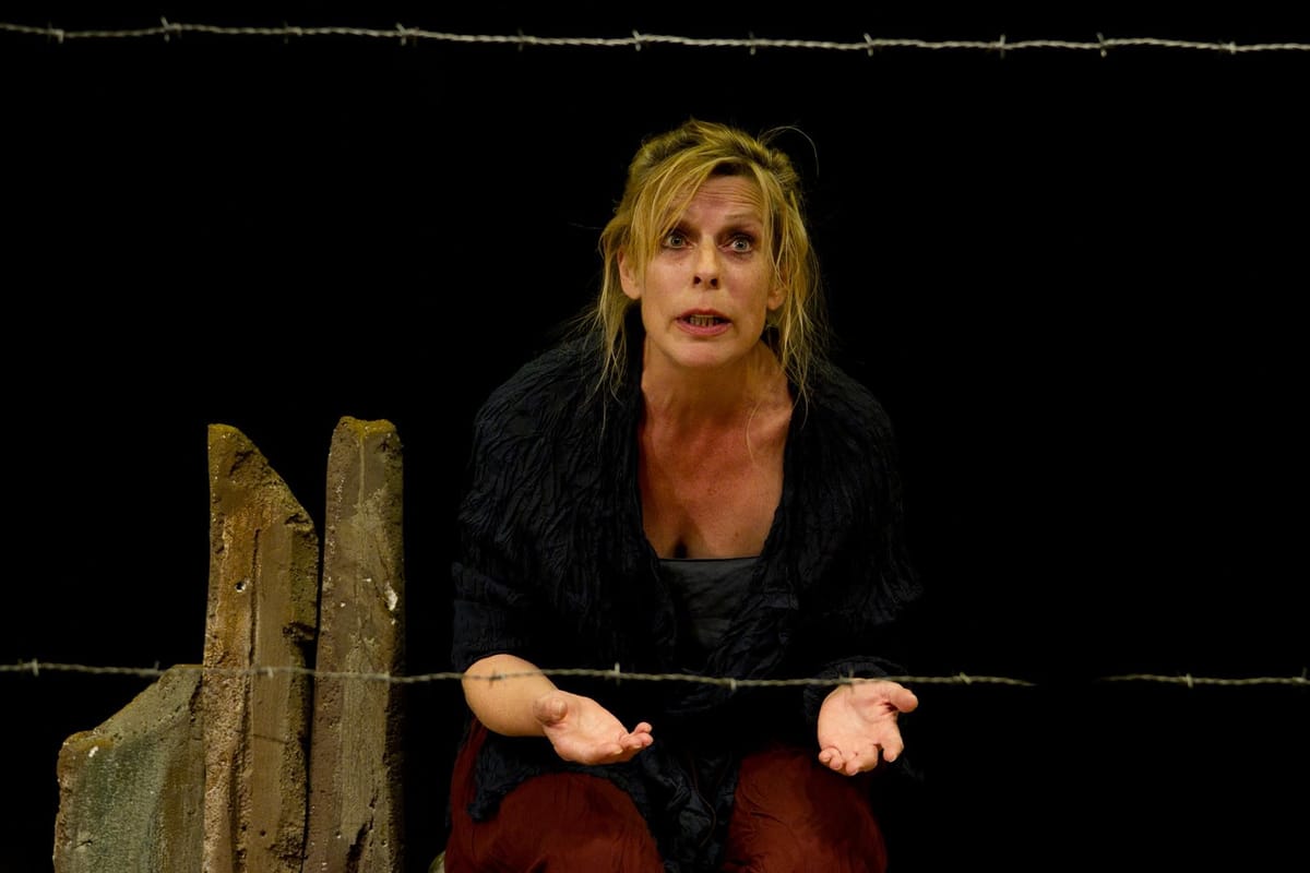 Gabriele Misch in „Schädelstätte“ hinter Stacheldraht