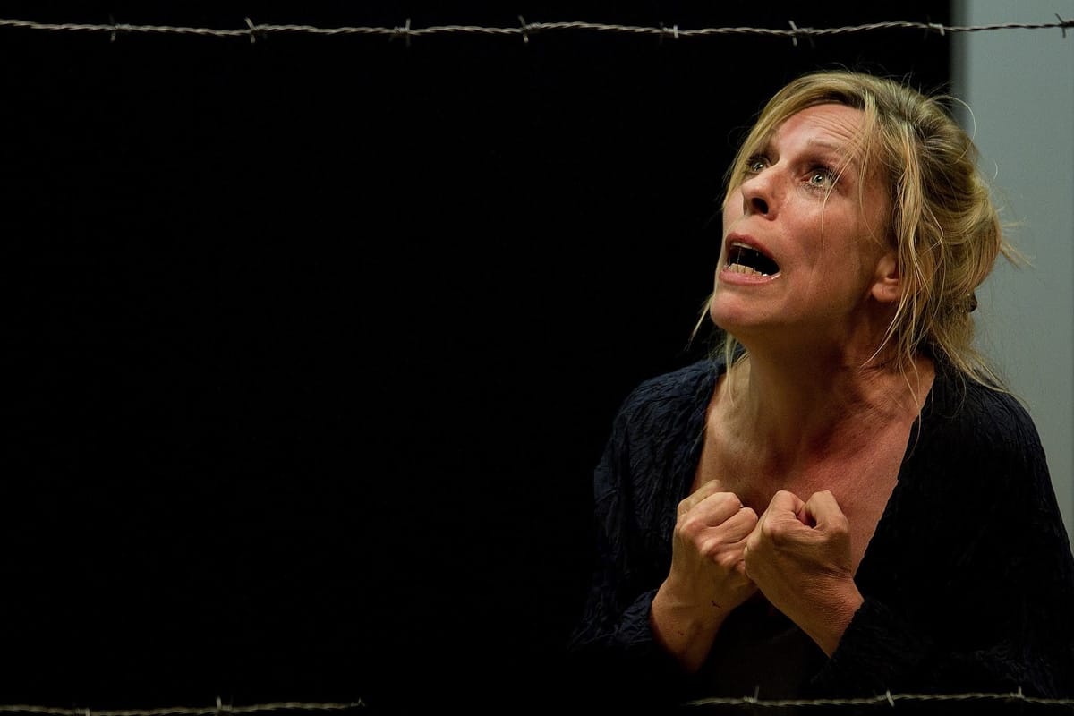 Gabriele Misch in „Schädelstätte“, verzweifelt nach oben blickend