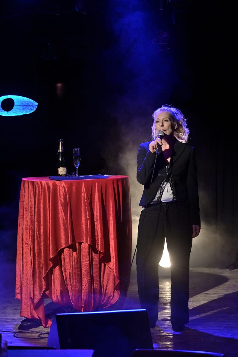 Gabriele Misch auf der Bühne der Kulturbühne Hinterhalt